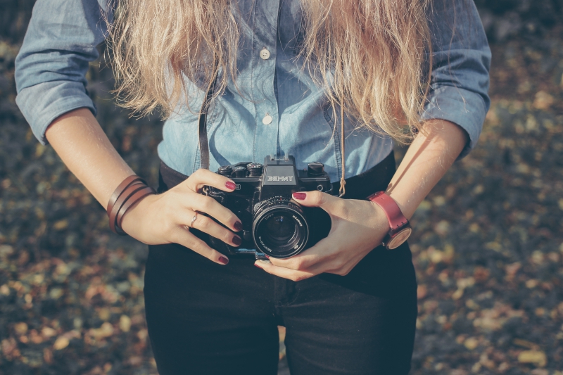 photographe-BORMES LES MIMOSAS-min_hand-person-girl-woman-camera-photography-614-pxhere.com